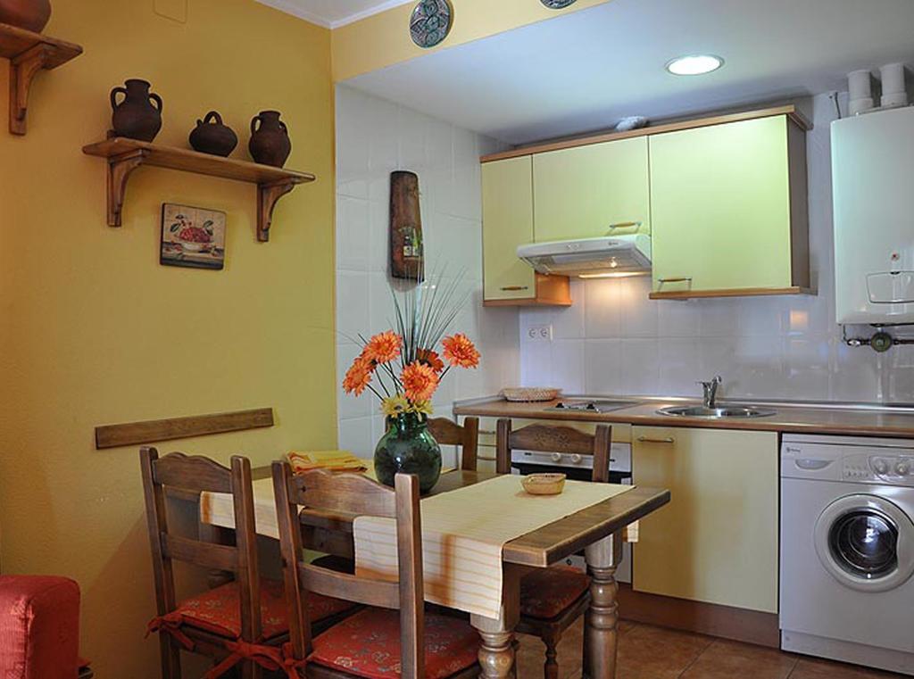 Apartamentos Los Pirineos - Atencion Personal Biescas  Chambre photo